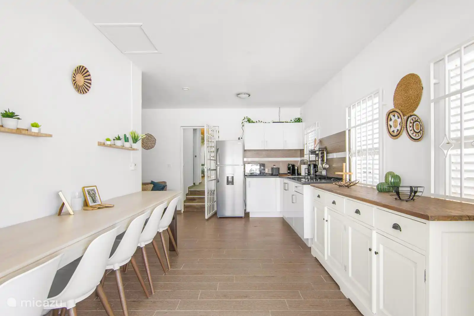 Espacios y luminosa sala de estar conectada a la cocina, con un estilo moderno y acogedor. El lugar perfecto para reunirse, compartir comidas y crear recuerdos familiares.