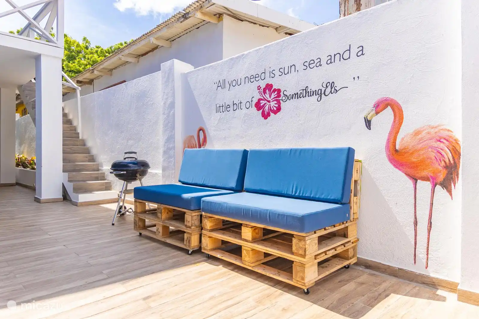 La casa cuenta con varias áreas para relajarse y socializar: sofás al aire libre, zona de barbacoa, espacios con sombra y rincones perfectos para leer, charlar o simplemente disfrutar.