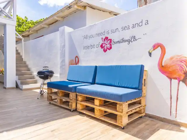 SOMETHING ELS huren in Curaçao, Banda Ariba (oost), Marie Pampoen - vakantiehuis La casa cuenta con varias áreas para relajarse y socializar: sofás al aire libre, zona de barbacoa, espacios con sombra y rincones perfectos para leer, charlar o simplemente disfrutar.