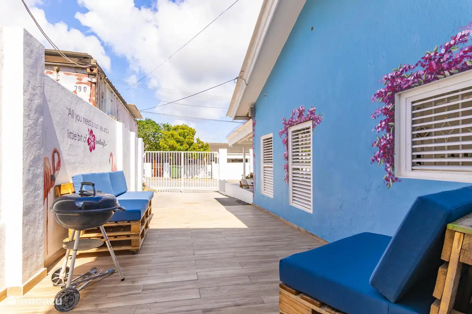 La casa cuenta con varias áreas para relajarse y socializar: sofás al aire libre, zona de barbacoa, espacios con sombra y rincones perfectos para leer, charlar o simplemente disfrutar.