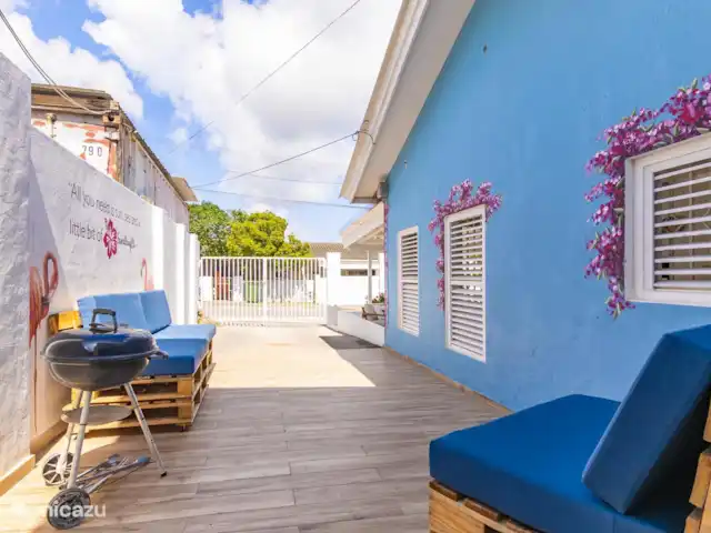 SOMETHING ELS huren in Curaçao, Banda Ariba (oost), Marie Pampoen - vakantiehuis La casa cuenta con varias áreas para relajarse y socializar: sofás al aire libre, zona de barbacoa, espacios con sombra y rincones perfectos para leer, charlar o simplemente disfrutar.