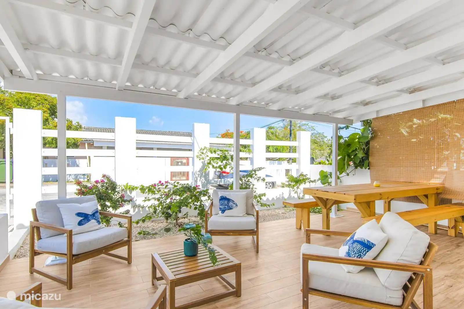 Nuestra terraza combina comodidad y frescura: área de comedor, asientos al aire libre y un ambiente caribeño perfecto para pasar tiempo en familia o para relajarse por completo.
