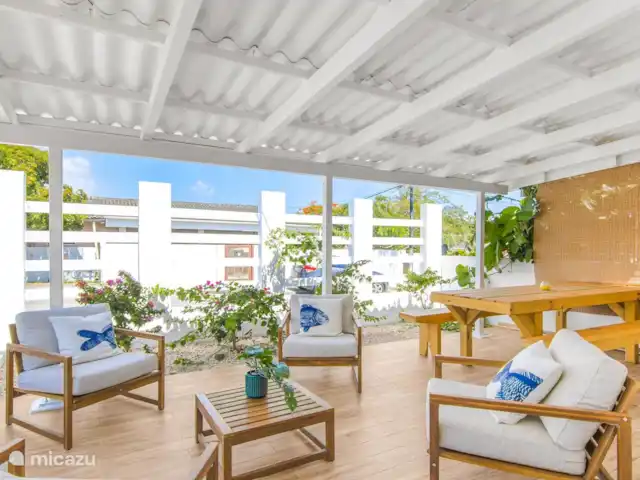 SOMETHING ELS huren in Curaçao, Banda Ariba (oost), Marie Pampoen - vakantiehuis Nuestra terraza combina comodidad y frescura: área de comedor, asientos al aire libre y un ambiente caribeño perfecto para pasar tiempo en familia o para relajarse por completo.