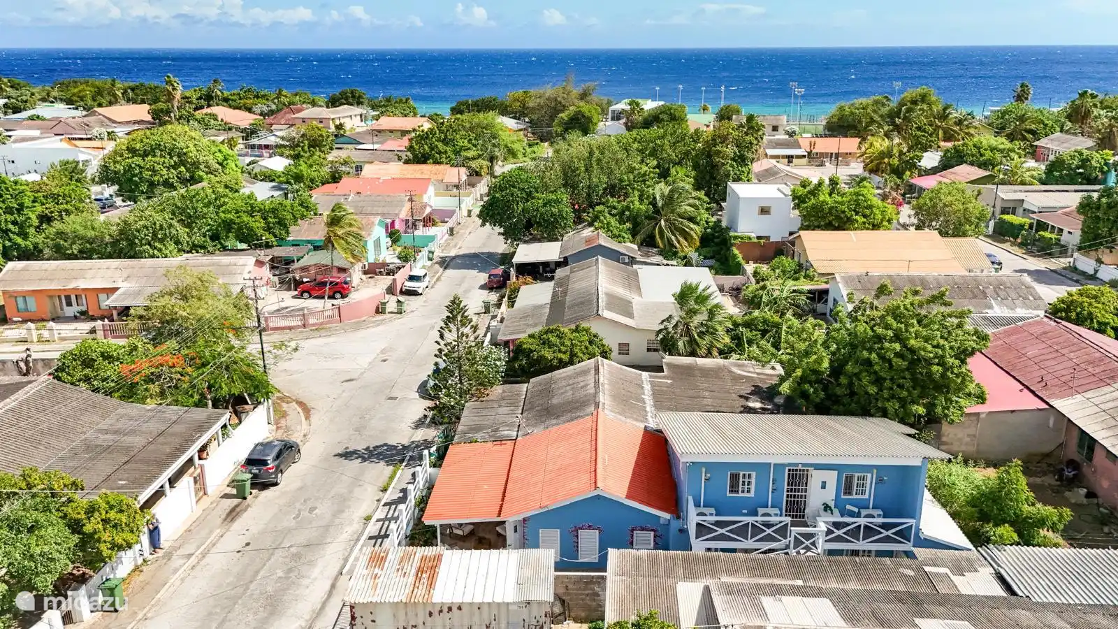 Vista aérea de nuestra propiedad en un barrio tranquilo, rodeado de vegetación ya solo minutos de la playa. Ideal para disfrutar del Caribe con tranquilidad.