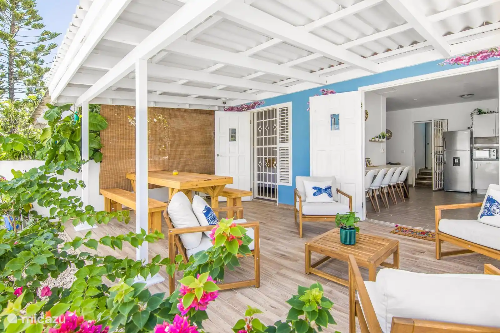 Disfrute de una amplia y luminosa terraza con muebles de madeira, rodeada de flores tropicales. El lugar perfecto para relajarse y crear momentos insolubles.