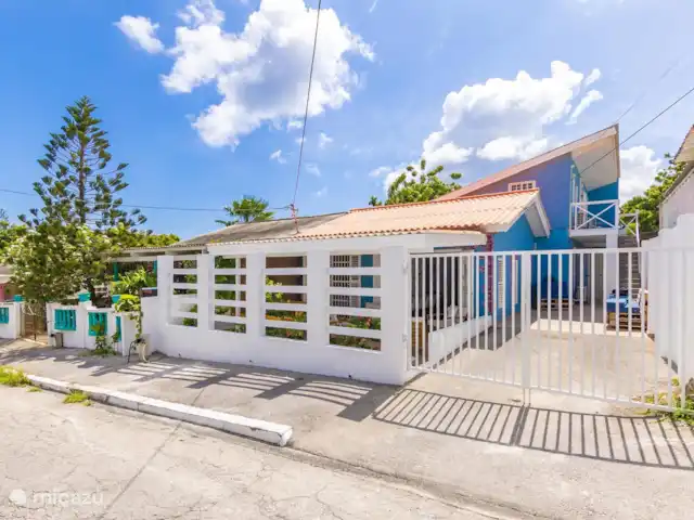 SOMETHING ELS huren in Curaçao, Banda Ariba (oost), Marie Pampoen - vakantiehuis La propiedad cuenta con una entrada privada y segura, protegida por un portón blanco, lo que garantiza la tranquilidad de sus huéspedes. Una vez dentro, hay una amplia zona que puede utilizarse