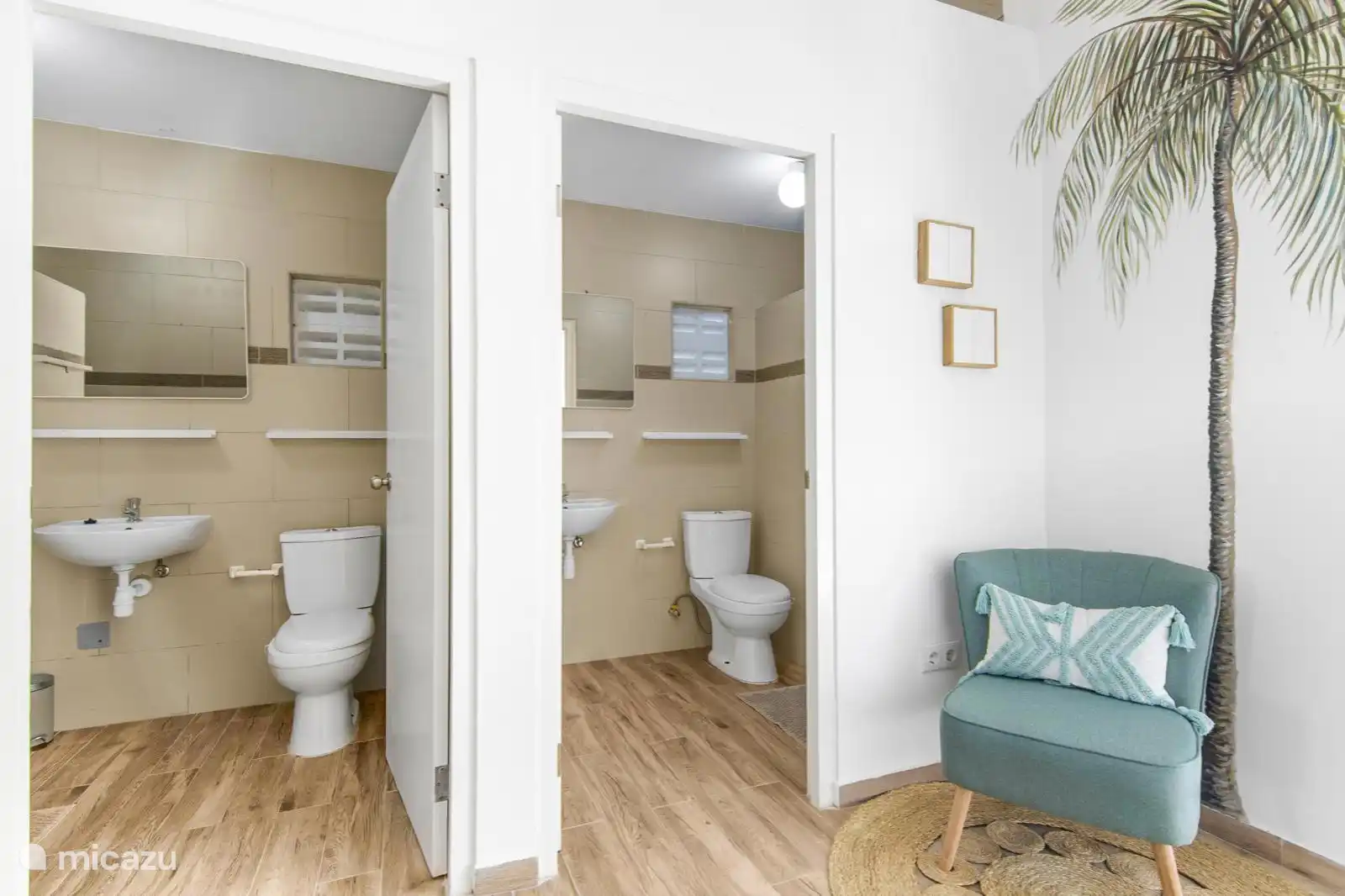 La casa ofrece baños privados con inodoro, lavabo y un gran espejo. Son espacios funcionales y bien ventilados, diseñados para la comodidad diaria de los huéspedes.