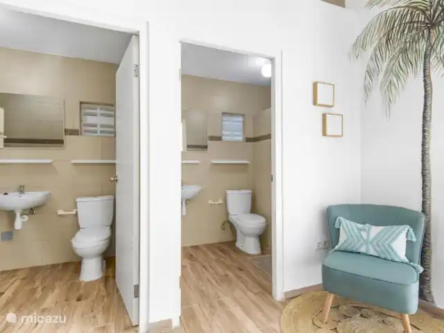 SOMETHING ELS huren in Curaçao, Banda Ariba (oost), Marie Pampoen - vakantiehuis La casa ofrece baños privados con inodoro, lavabo y un gran espejo. Son espacios funcionales y bien ventilados, diseñados para la comodidad diaria de los huéspedes..