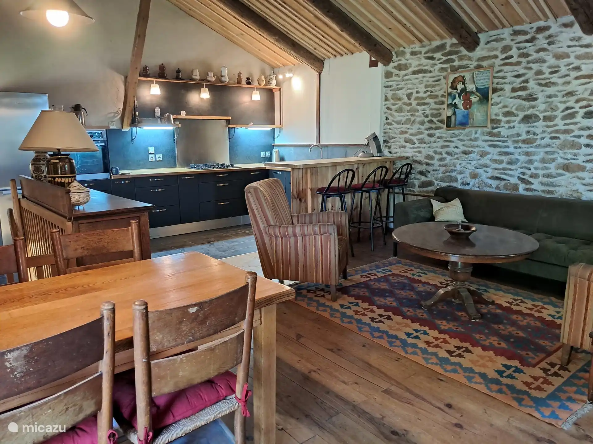 Wohnzimmer mit offener Küche