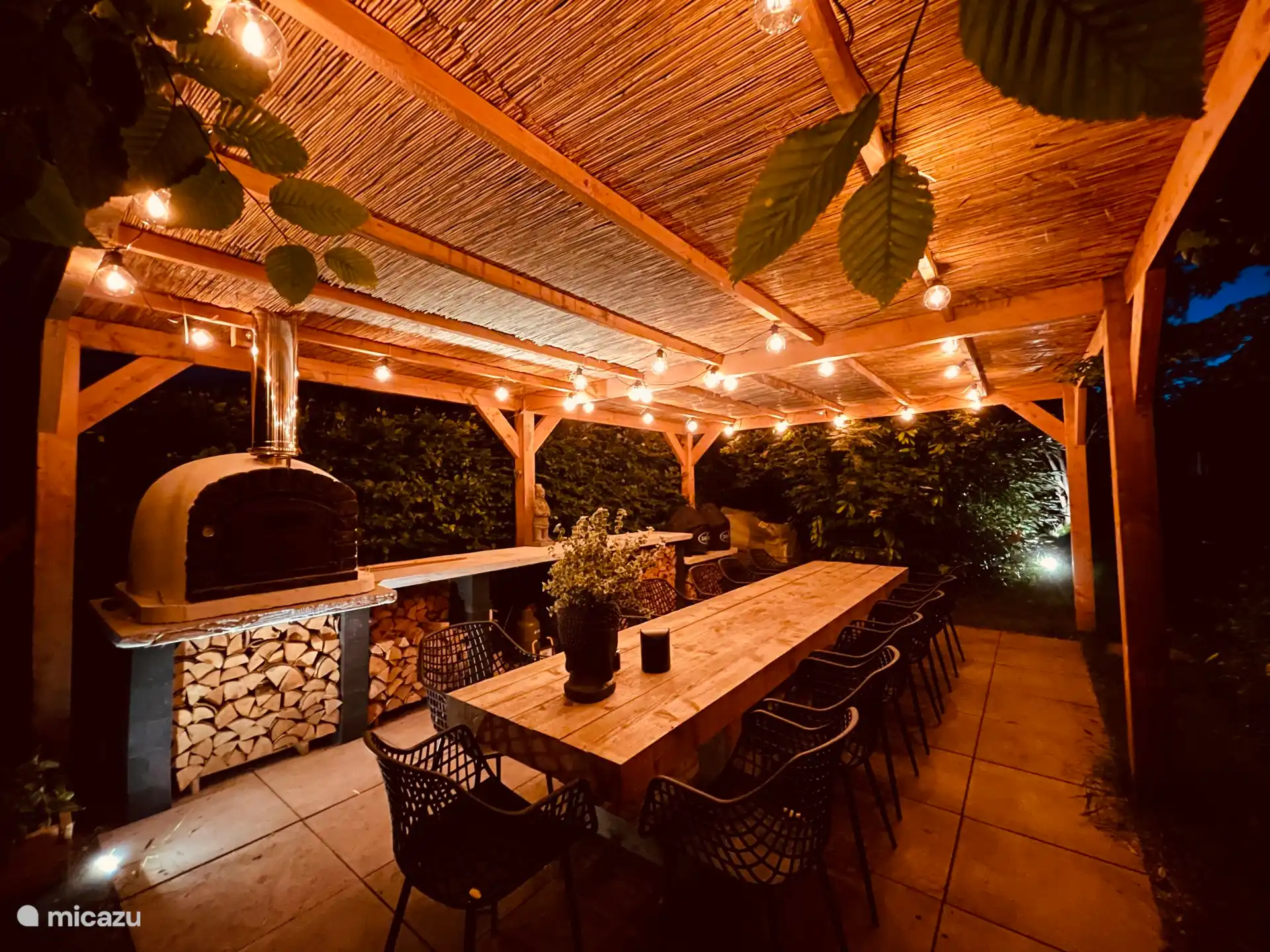 Die Außenküche am Abend ist schön beleuchtet