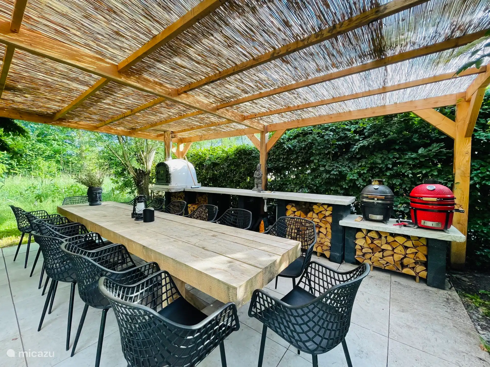Vordach mit Außenküche: einschließlich Holzofen (Pizzaofen), 2 Kamasos. und einen Platz an einem großen Tisch für 12 Personen