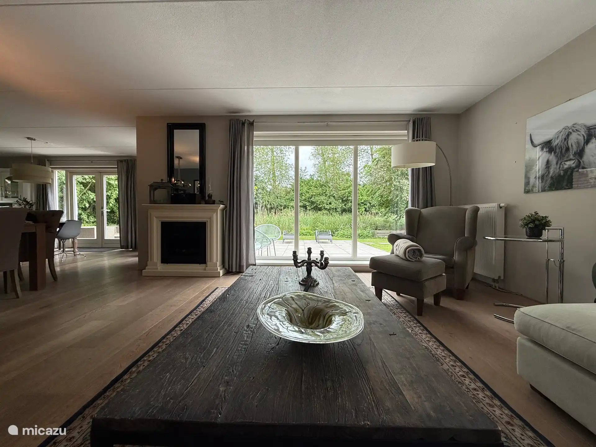 Wohnzimmer mit freiem Blick in den Garten am Waldrand