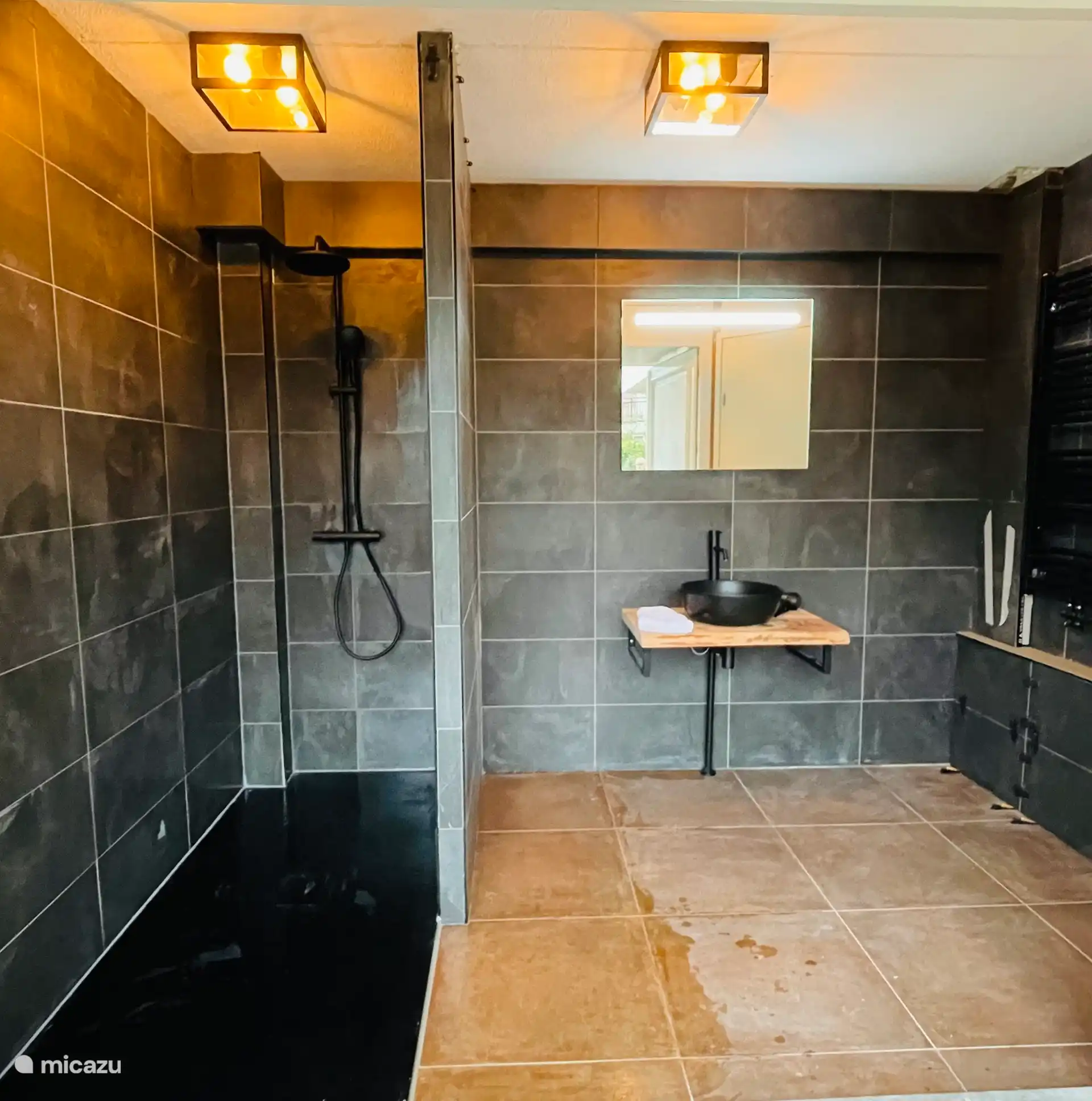 Es stehen insgesamt 2 Badezimmer zur Verfügung. Dieses Badezimmer befindet sich im Erdgeschoss. Es ist nützlich, wenn der Whirlpool zum direkten Duschen genutzt wird