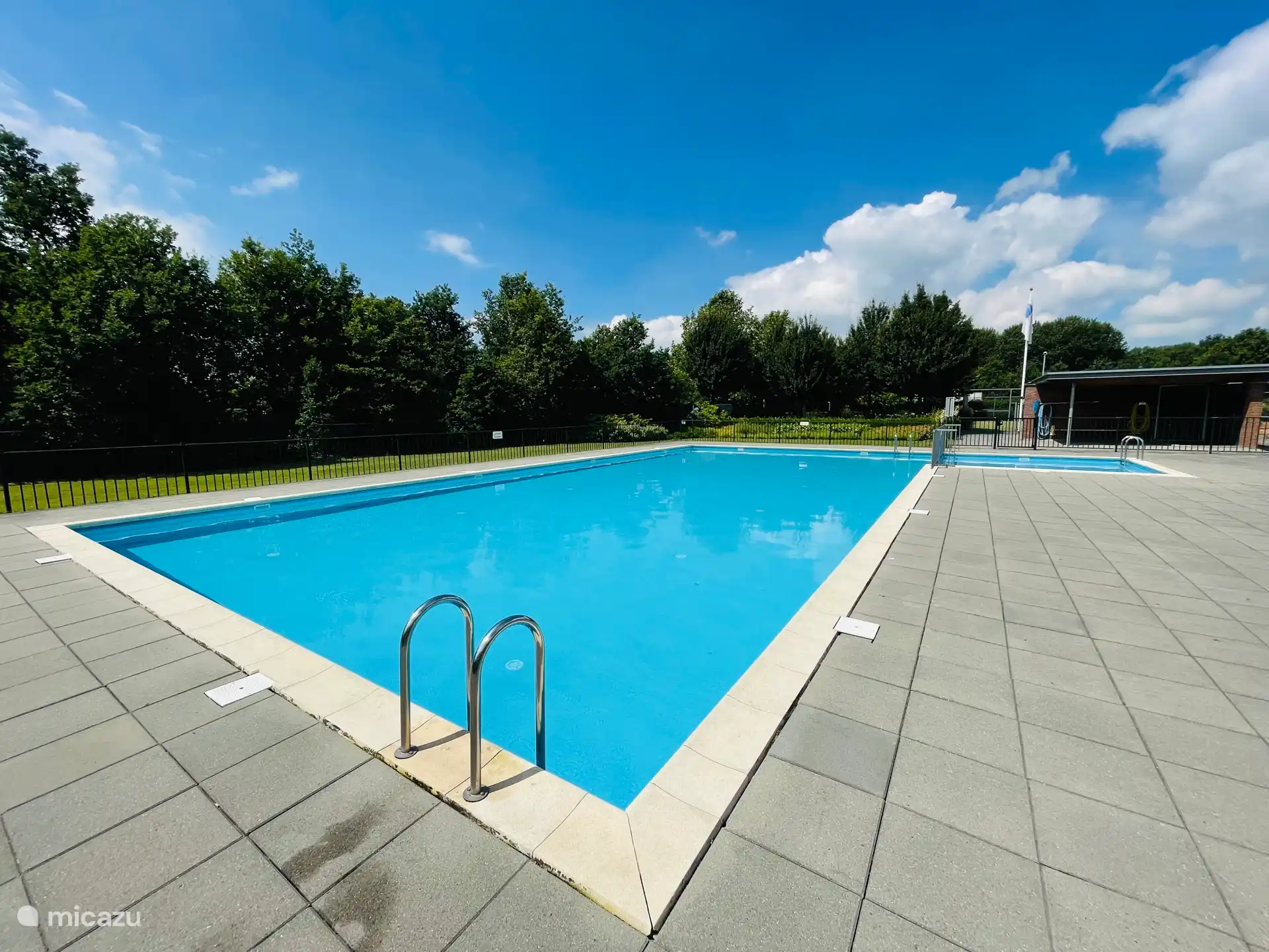 Das Schwimmbad ist für die Gäste der Villa Calma während der Sommersaison in der Zeit von Juni bis September zugänglich