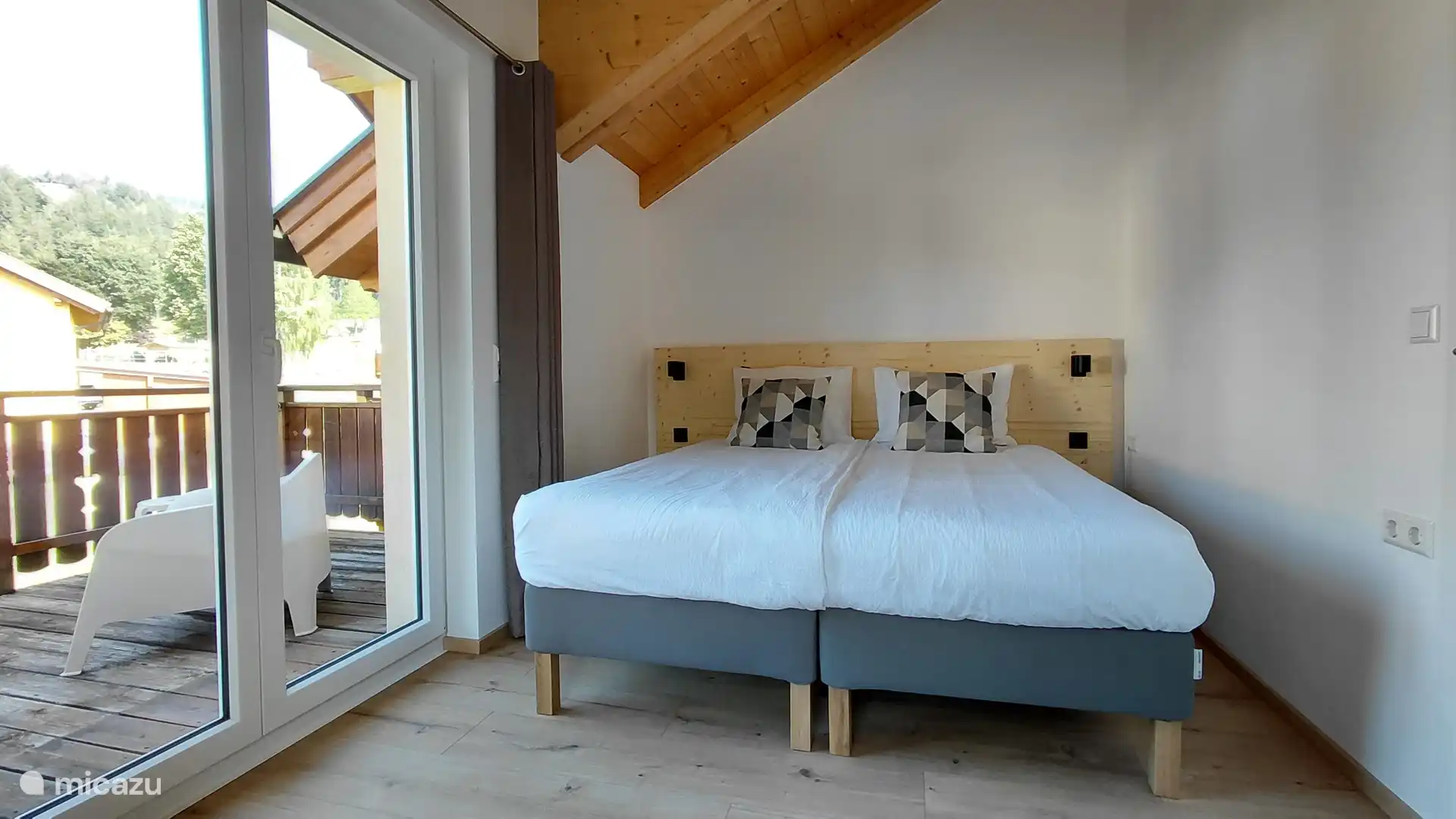 Chambre 1 avec lits confortables et accès au balcon