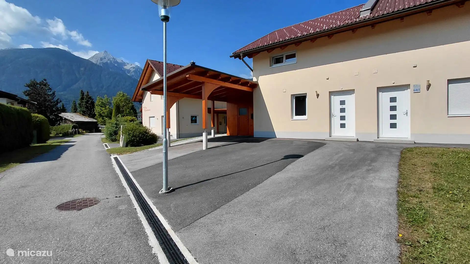 Grand espace de stationnement