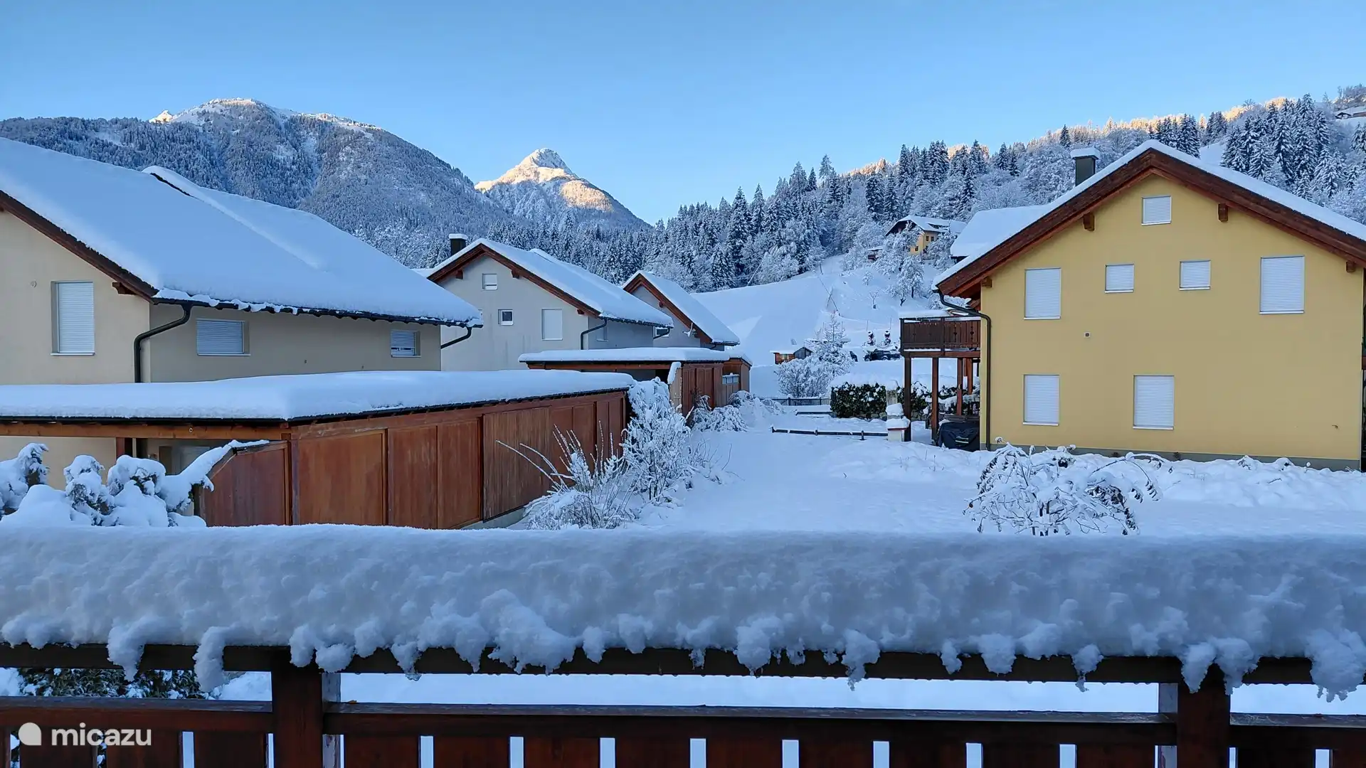 Uitzicht vanaf het balkon naar de familieskipiste