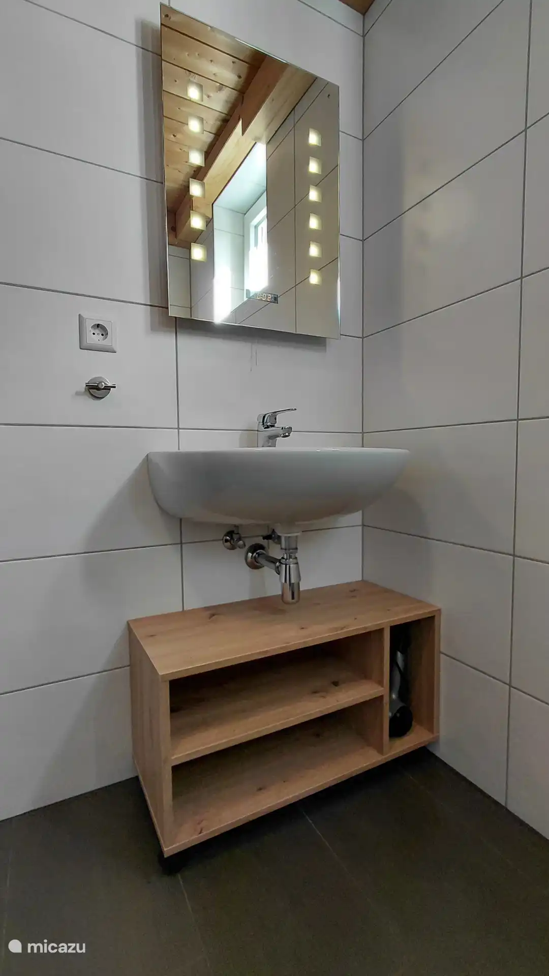 Baños con ducha, lavabo con espacio de almacenamiento y inodoro