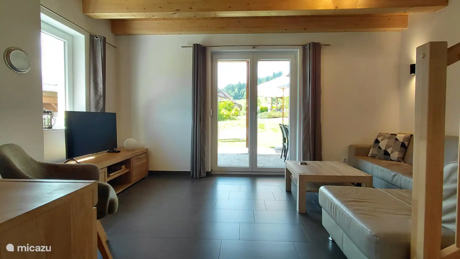 Vue sur le jardin depuis le salon