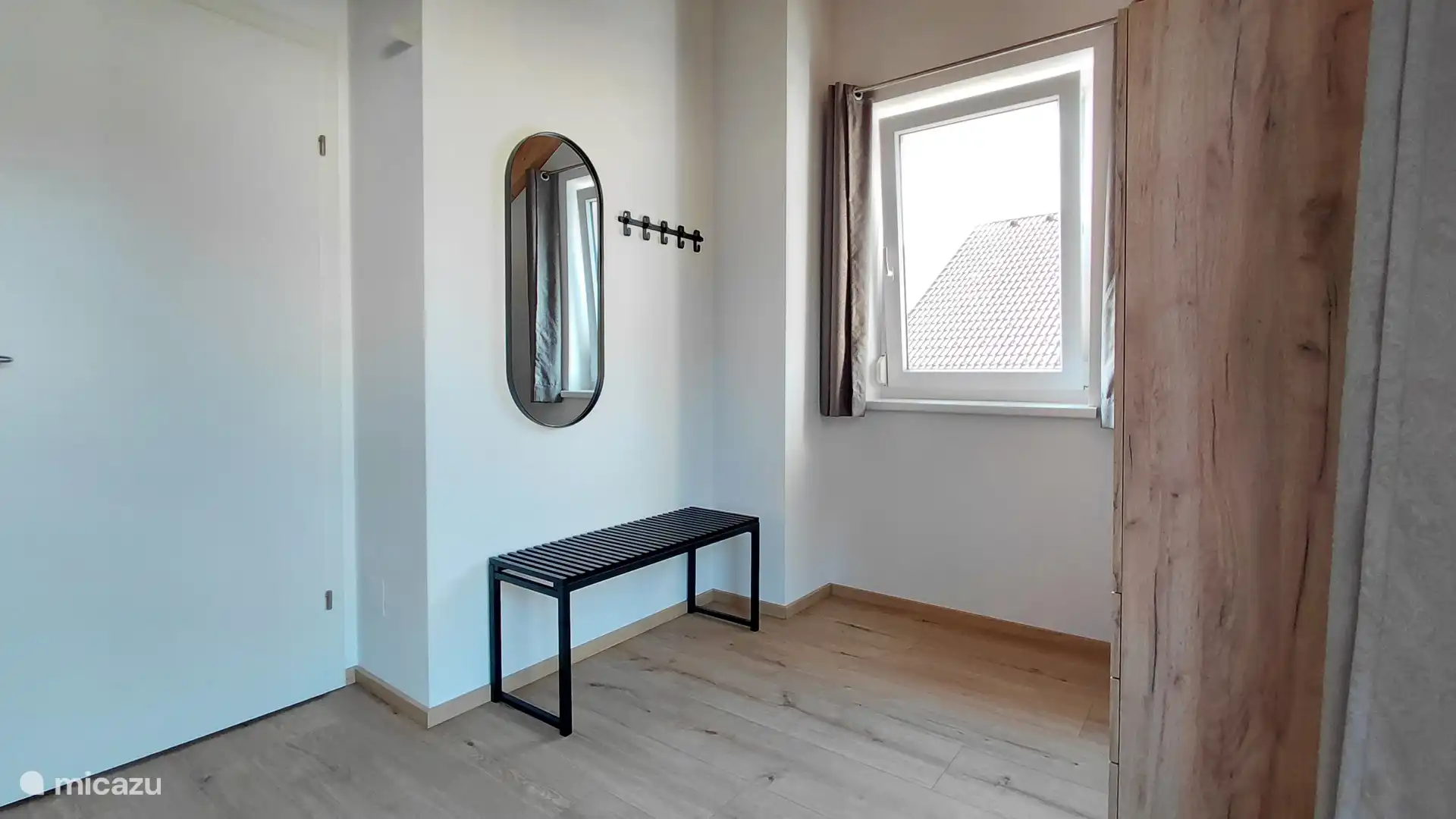 Banc et miroir dans la chambre