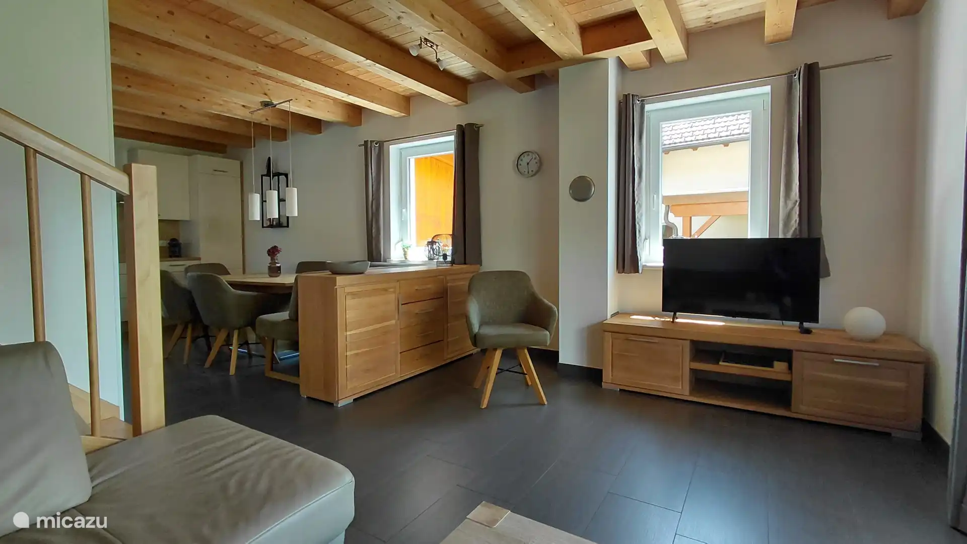 Le salon avec coin repas