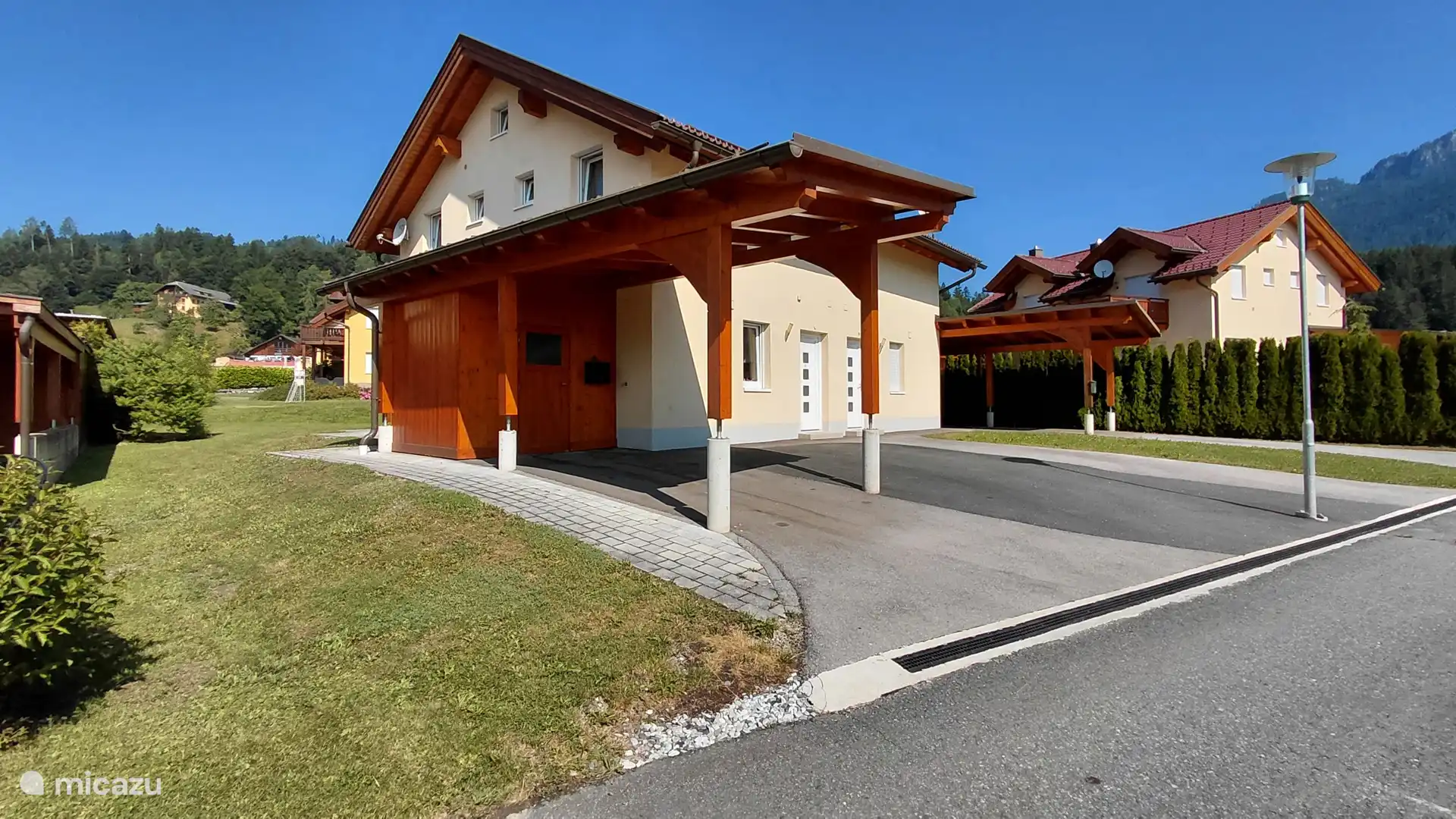 2 places de parking, 1 sous l’abri d’auto et 1 à côté de celui-ci