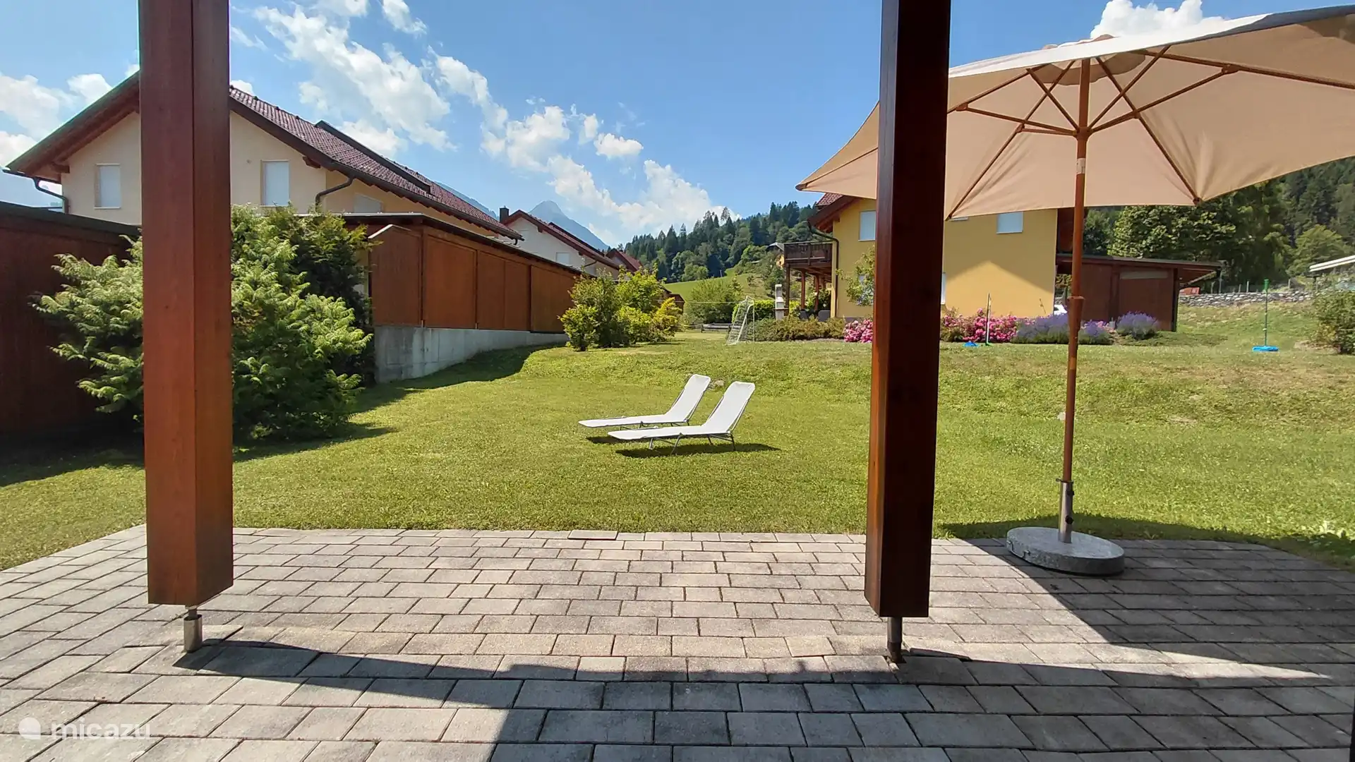 Cour arrière spacieuse et ensoleillée