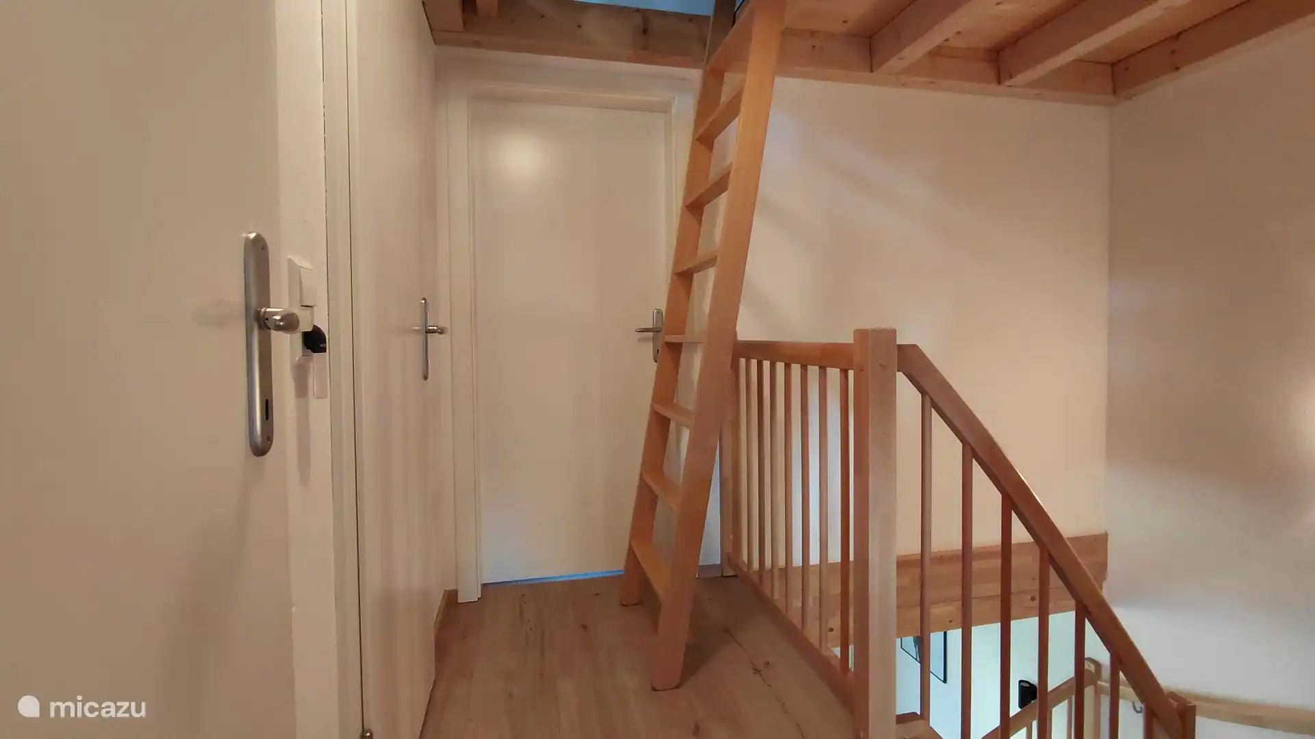 Escalier raide vers le grenier (ne convient pas aux petits enfants)