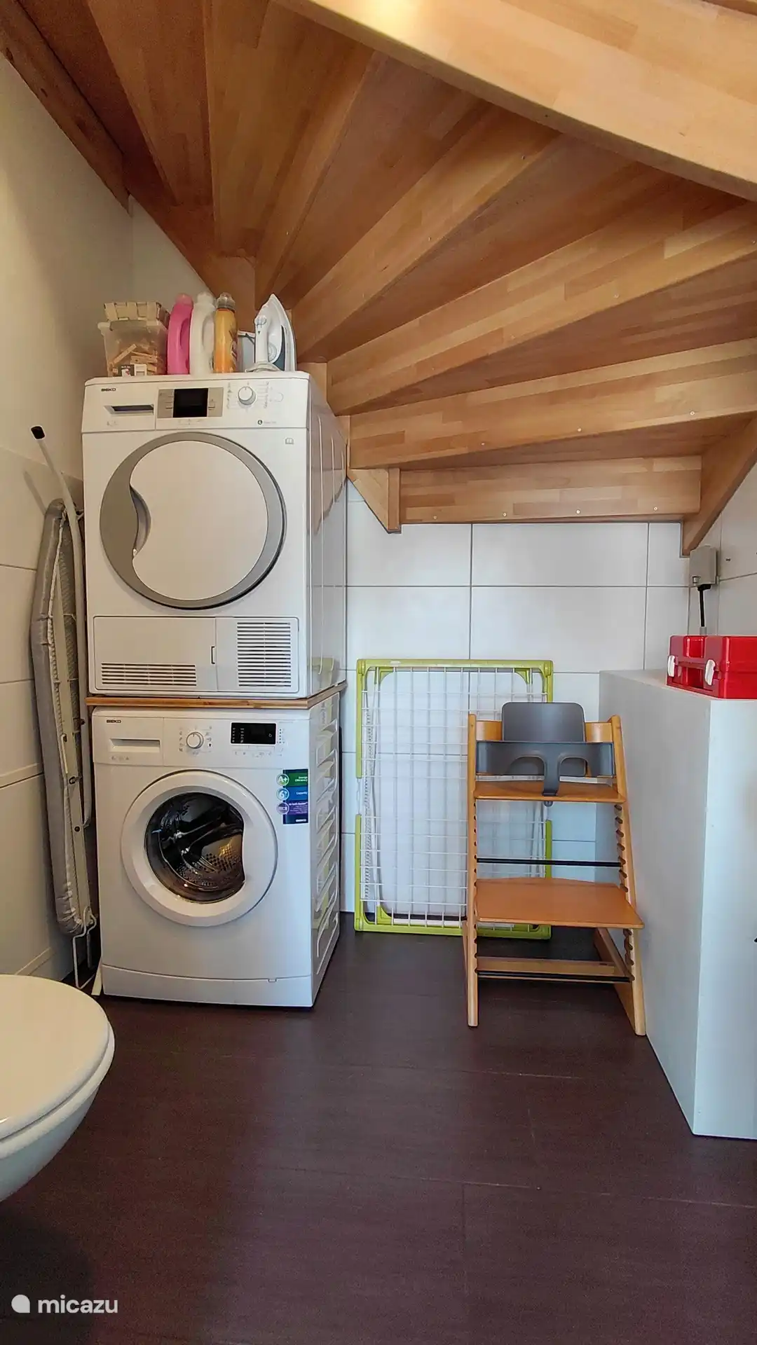 Opbergruimte met wasmachine, wasdroger en toilet