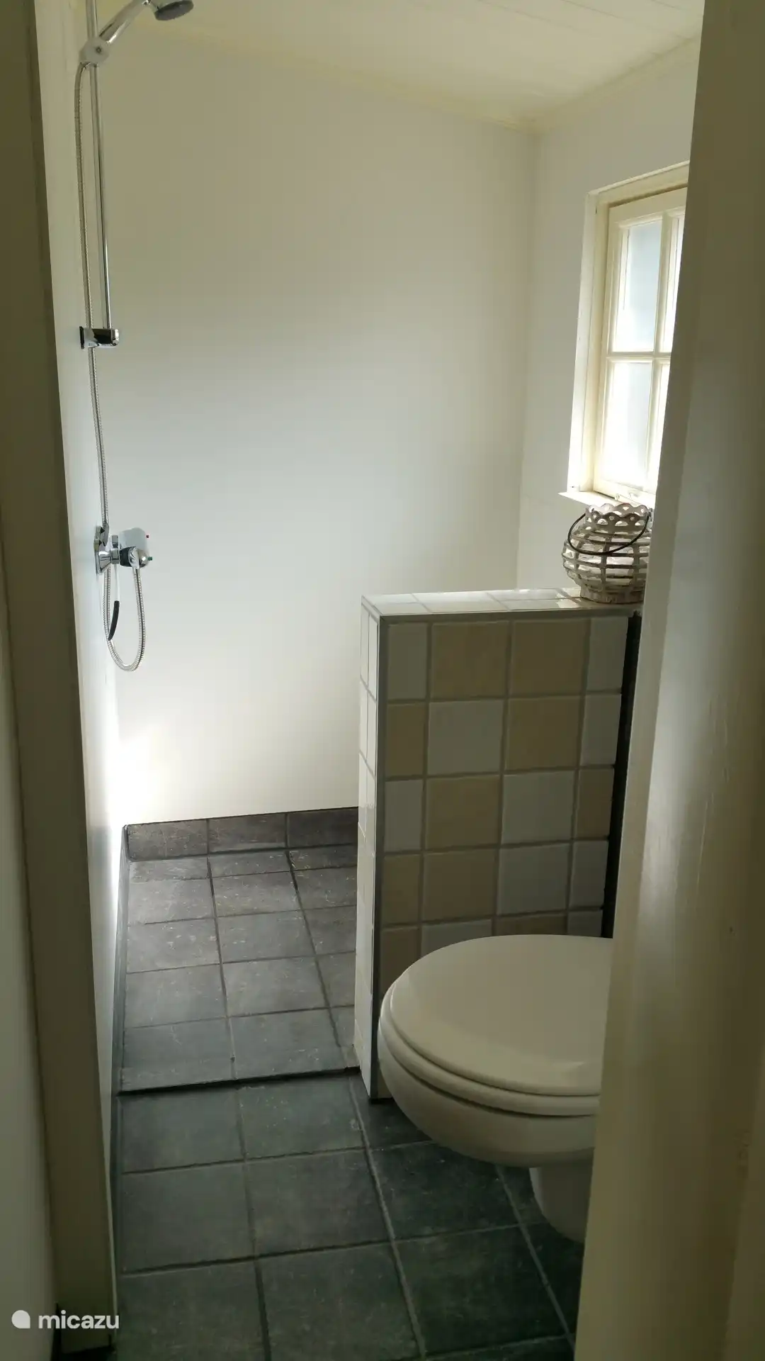 Douche petite mais agréable 