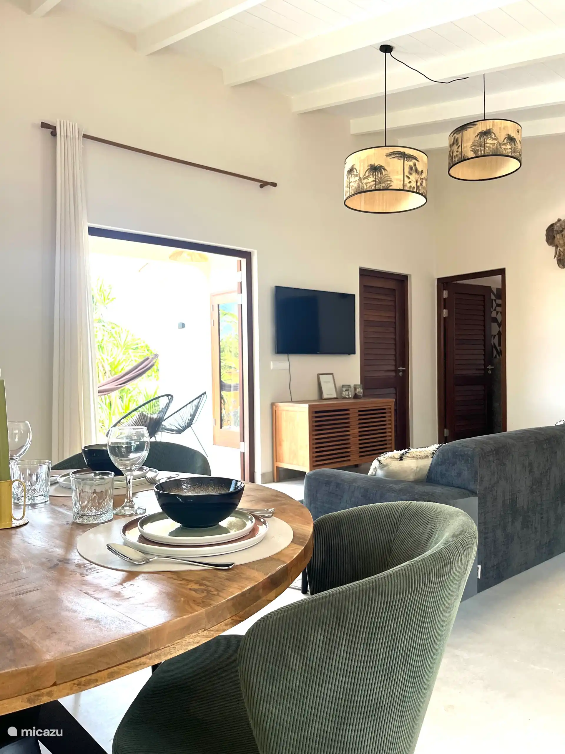 Espace ouvert avec haut plafond
-Intérieur silencieux et de bon goût
-Canapé confortable donnant sur la terrasse
-Portes françaises
-Divers jeux de société
-Smart TV avec Netflix
-Grandes fenêtres donnant sur le jardin