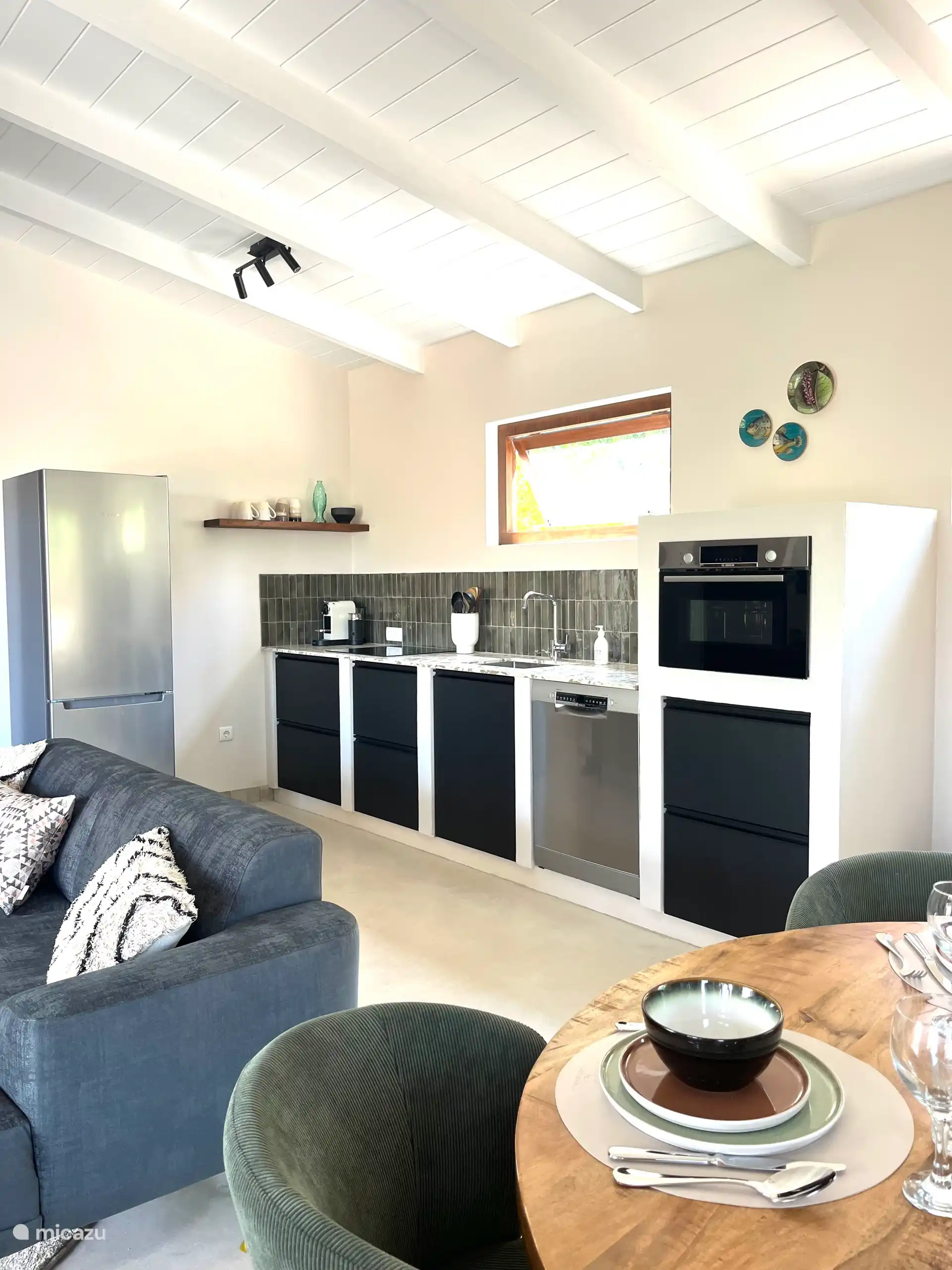 La cuisine est entièrement équipée. Il est entièrement équipé ; comprenant un réfrigérateur spacieux avec compartiment congélateur, plaque de cuisson, four/micro-ondes, lave-vaisselle, bouilloire et machine Nespresso.