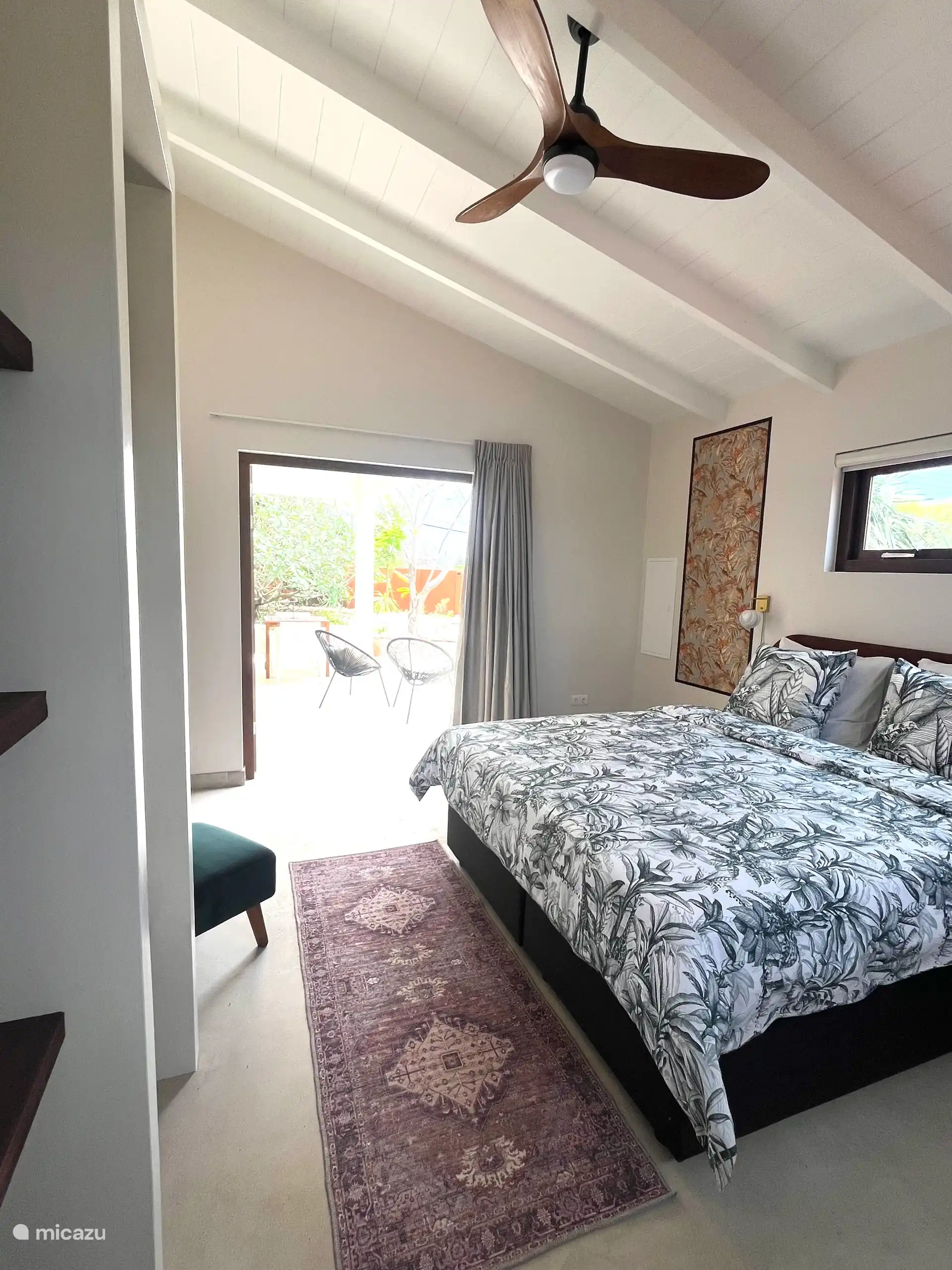 -Sommier tapissier 
-Joli linge frais
-Climatisation et ventilateur de plafond
-Prises 220V à côté du lit
-Armoire avec étagère et penderie
-Sûr
-Rideaux occultants
-Portes françaises