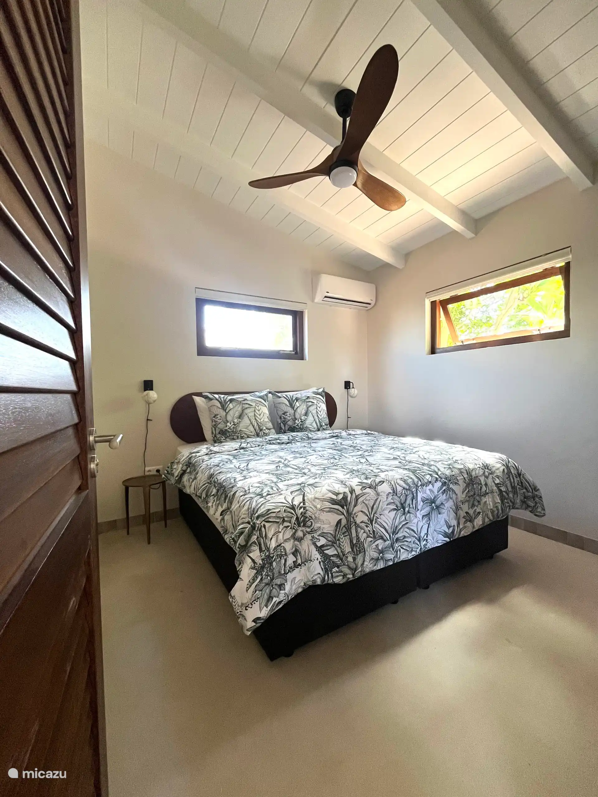 -Sommier tapissier 
-Choix d’oreillers plus doux ou plus fermes
-Climatisation et ventilateur de plafond
-Prises 220V à côté du lit
-Armoire avec étagère et penderie
-Rideaux occultants
-Vue sur la piscine