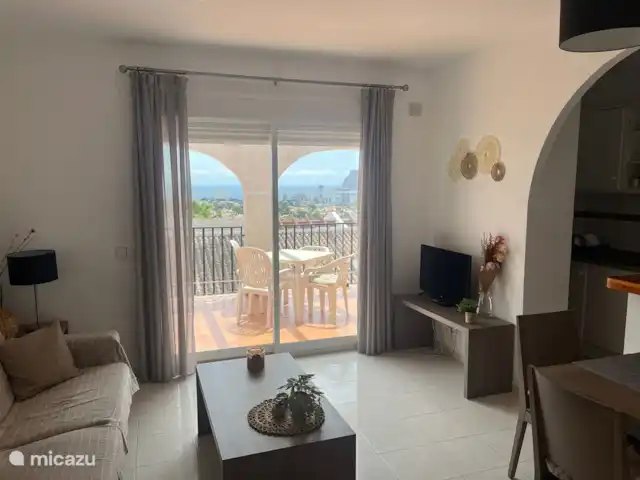 Casa Sunny Calpe huren in Spanje, Costa Blanca, Calpe - bungalow Woonkamer met open keuken en doorloop naar het balkon