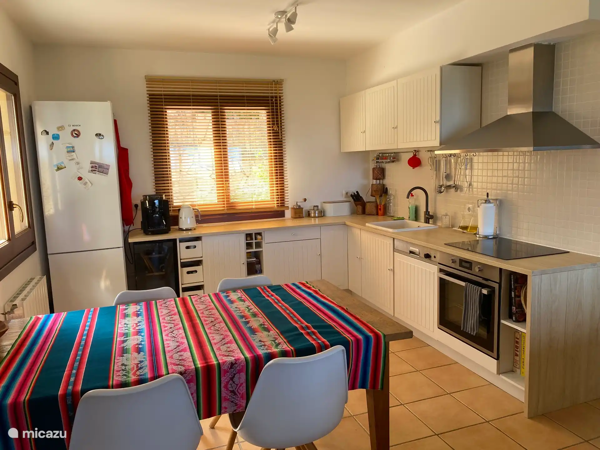 Voll ausgestattete offene Küche