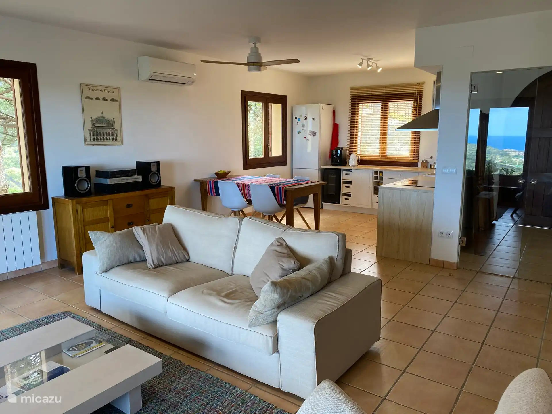 Das Sofa aus einem anderen Blickwinkel und die Küche