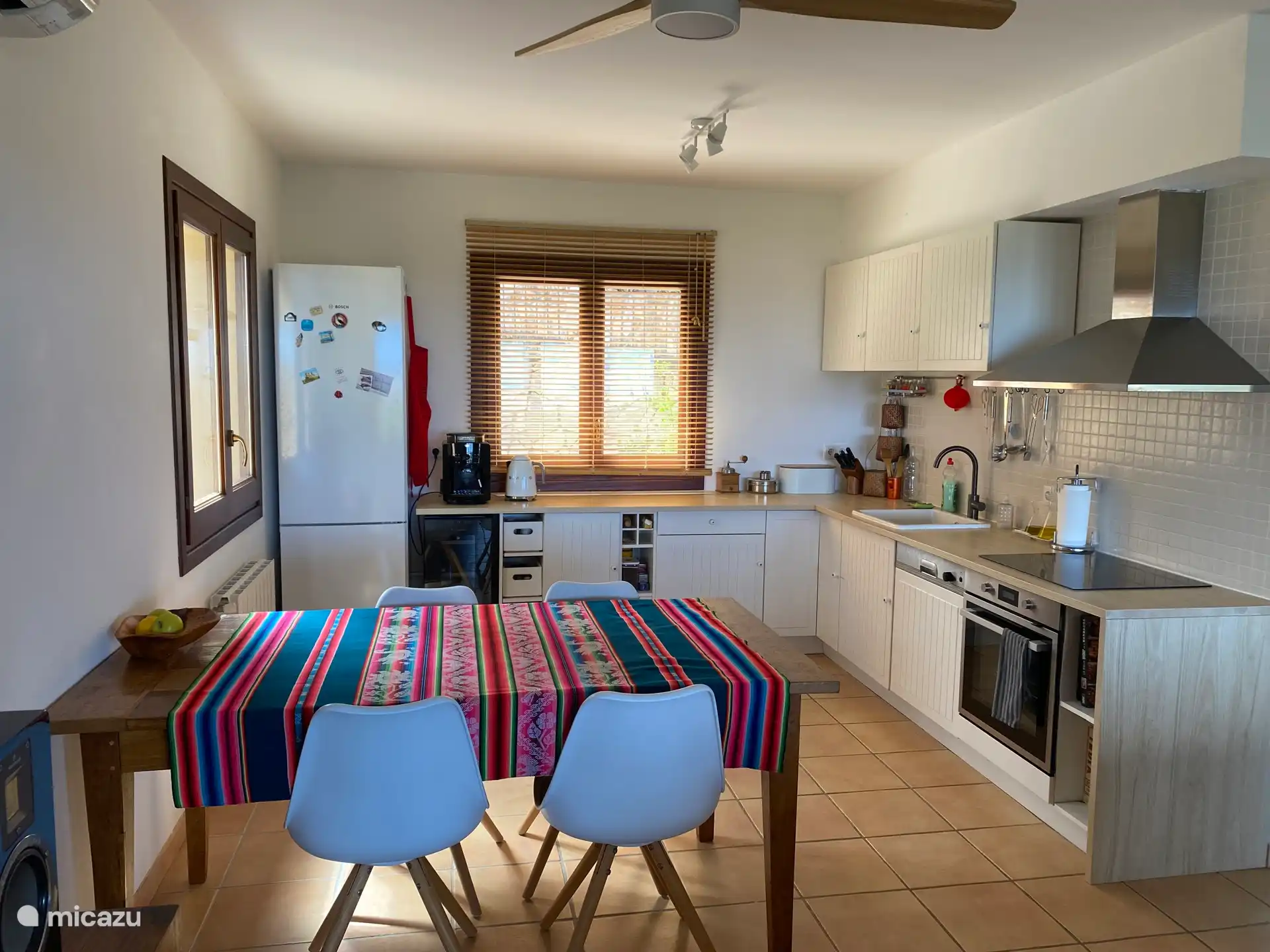 Voll ausgestattete offene Küche