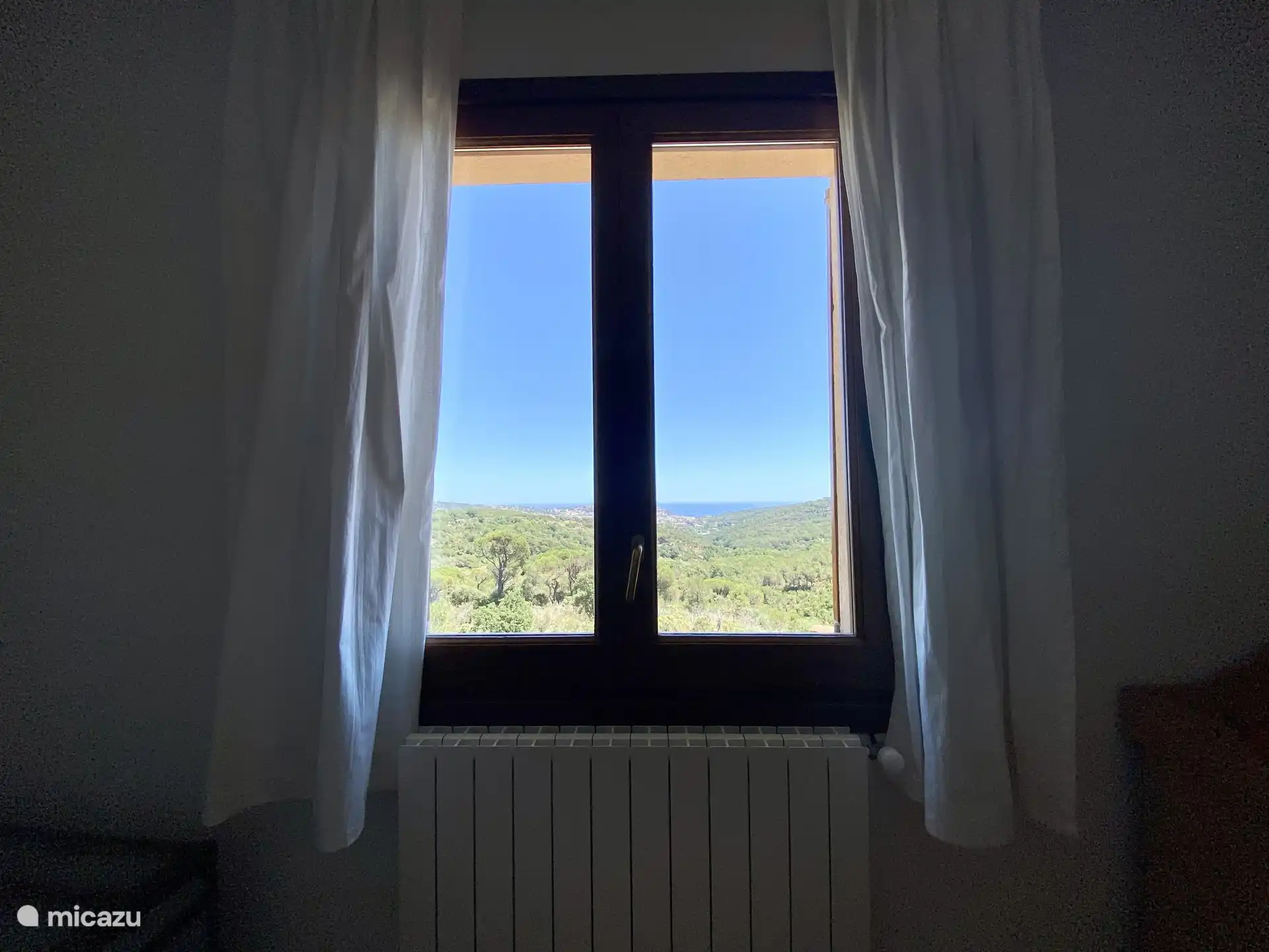 Blick auf Schlafzimmer 1 vom Bett aus