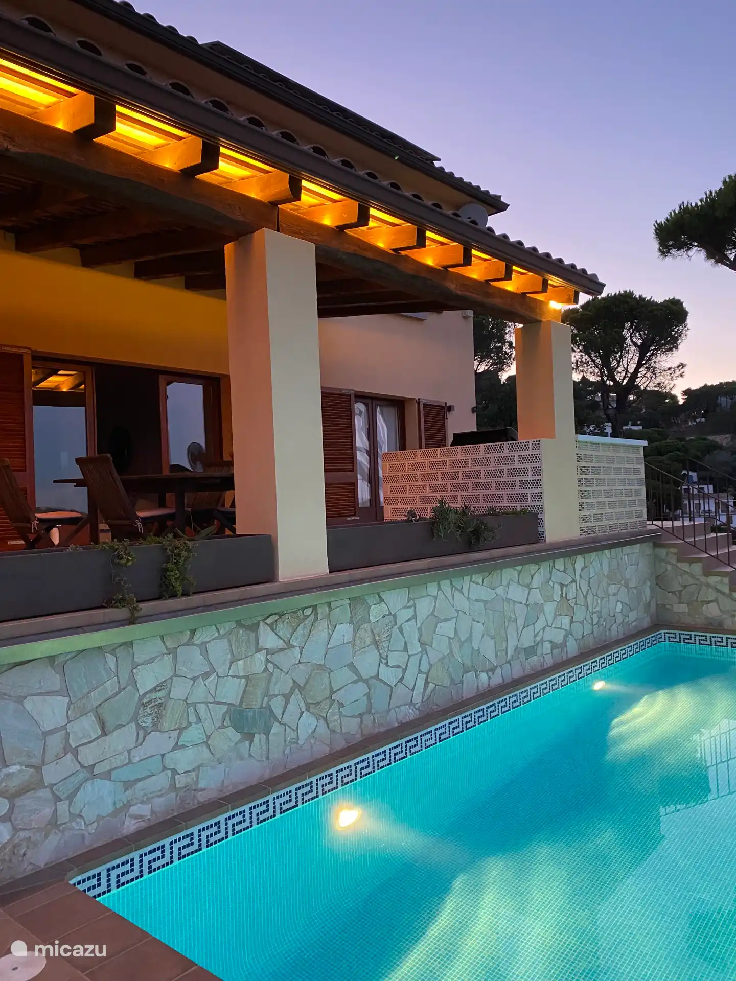 Die beleuchtete Terrasse mit Grill