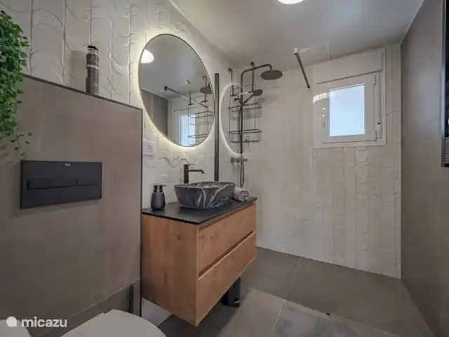 Location de Vacances Espagne, Costa del Sol, Málaga, maison de vacances - Casa Laflornb Salle de bain avec douche, lavabo, 
sèche-serviettes et toilettes