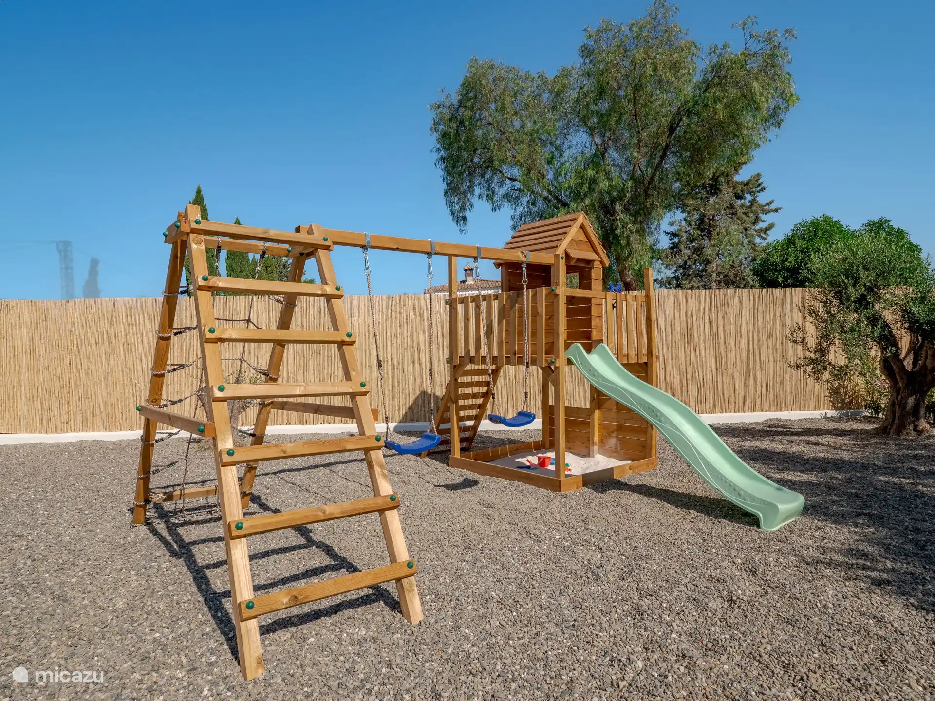 Aire de jeux, avec balançoires, cadre d’escalade, bac à sable