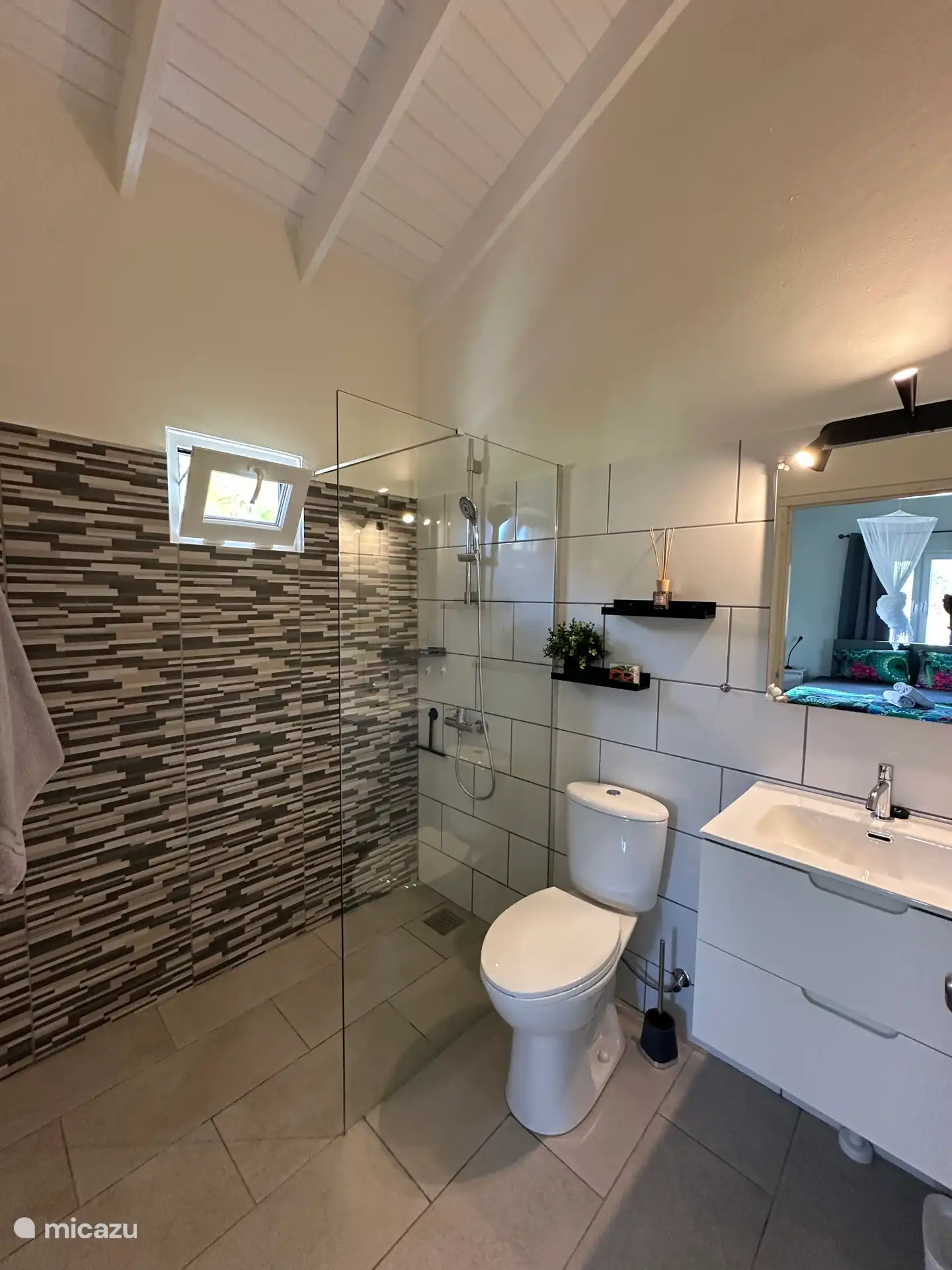 Doucheruimte 1 (douche met heet water).