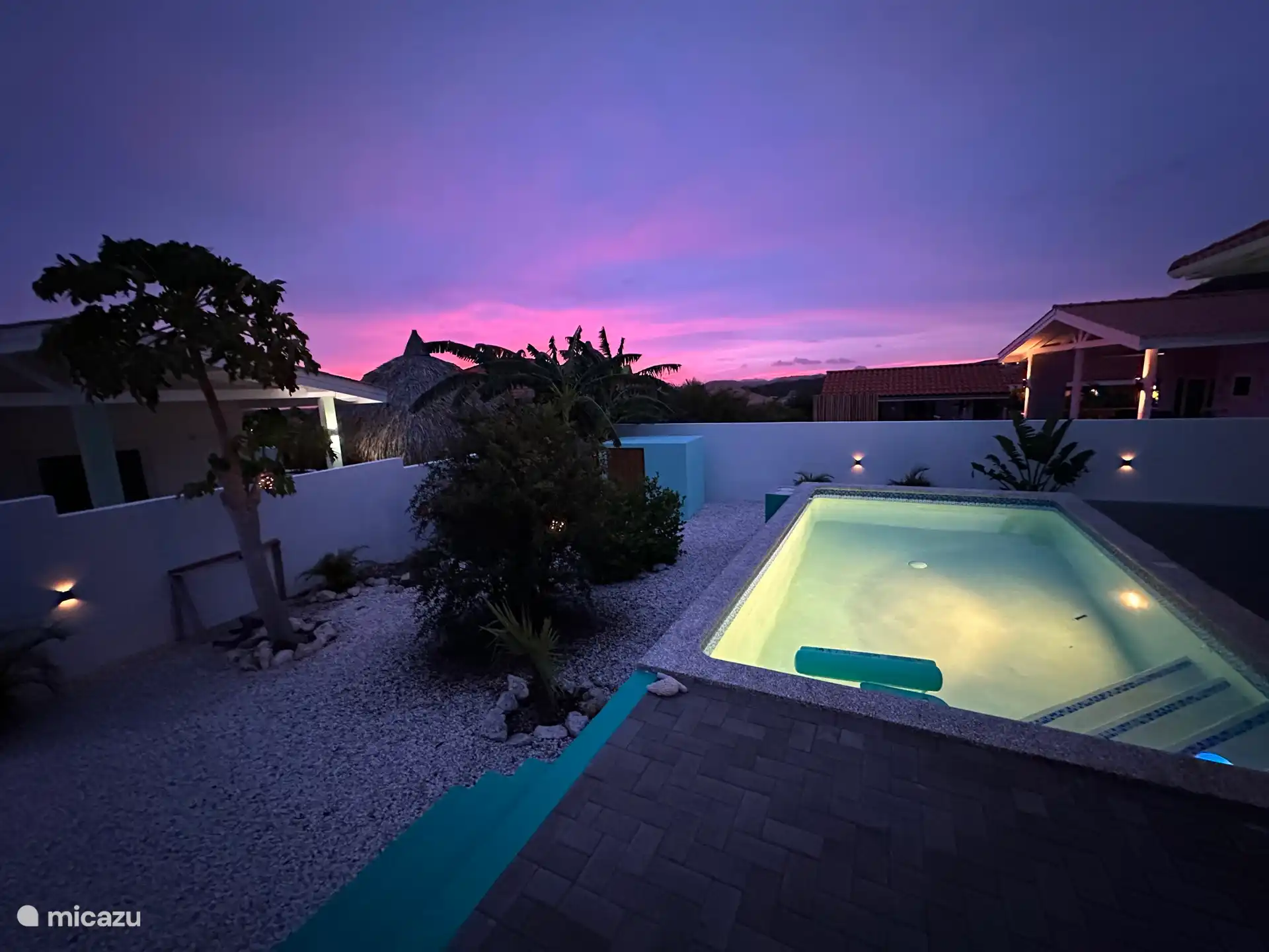 Ambiente nocturno junto a la piscina