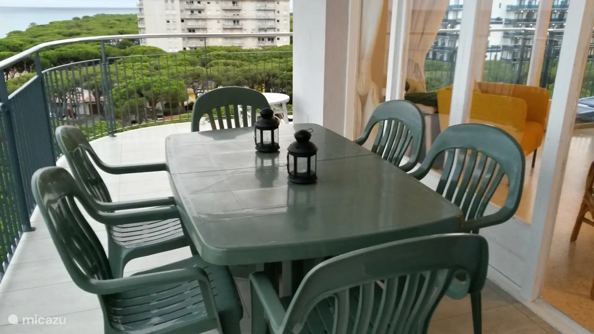 Have your meal in front of the sea.