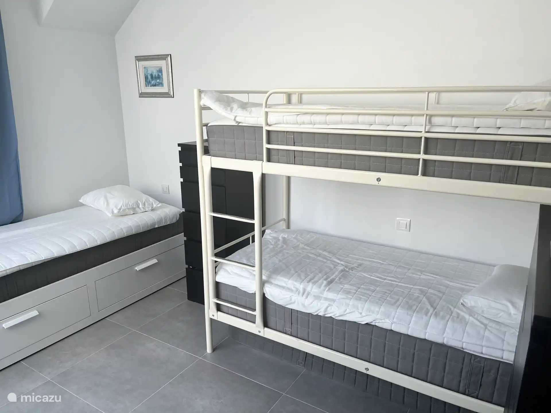 Slaapkamer 3 met drie eenpersoonsbedden