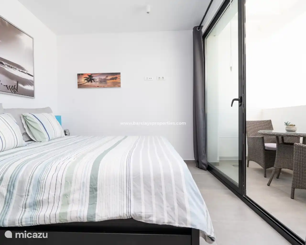 Slaapkamer 1 met eigen terrasmeubeltjes