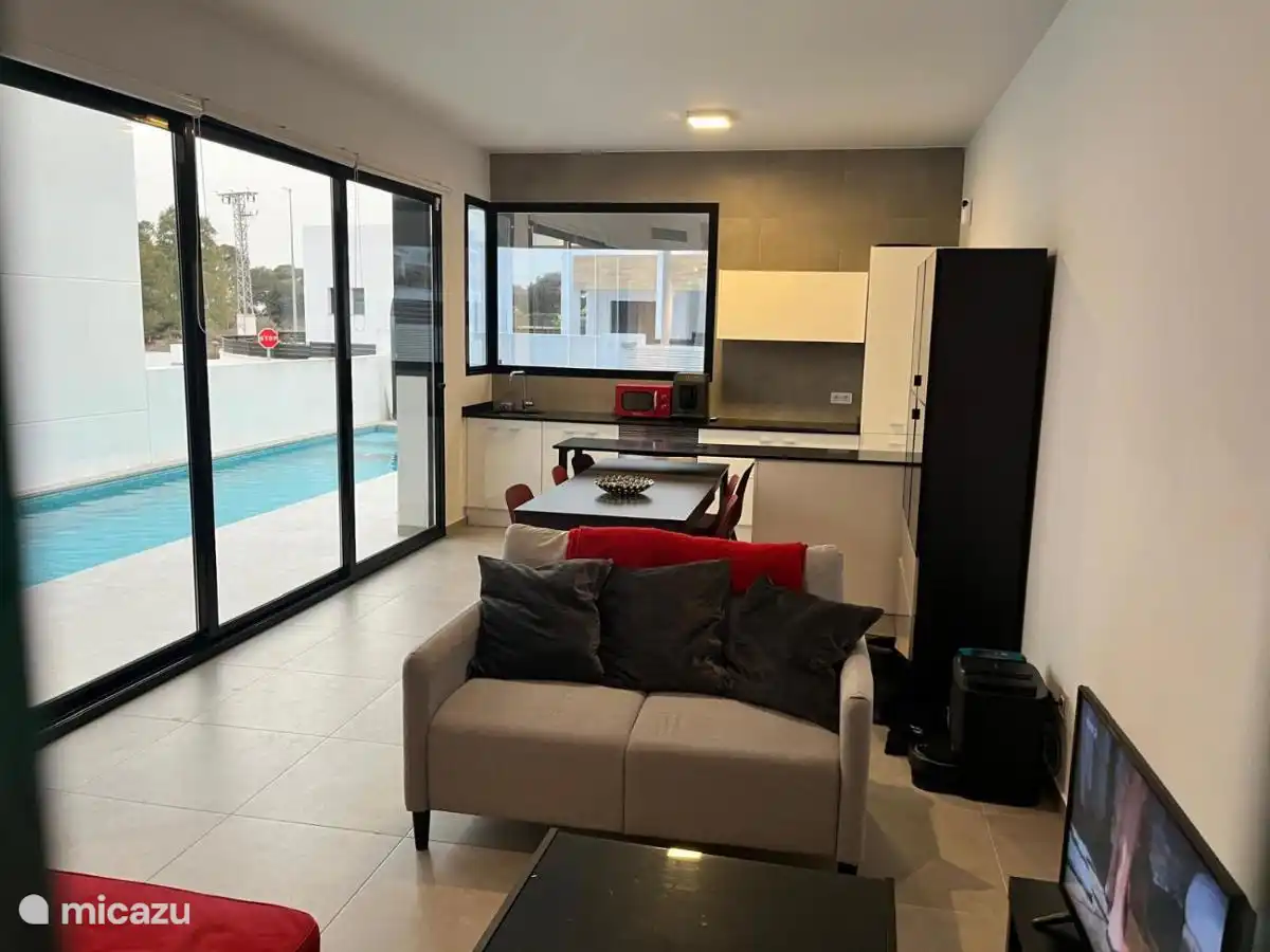 Ruime living met goed uitgeruste keuken