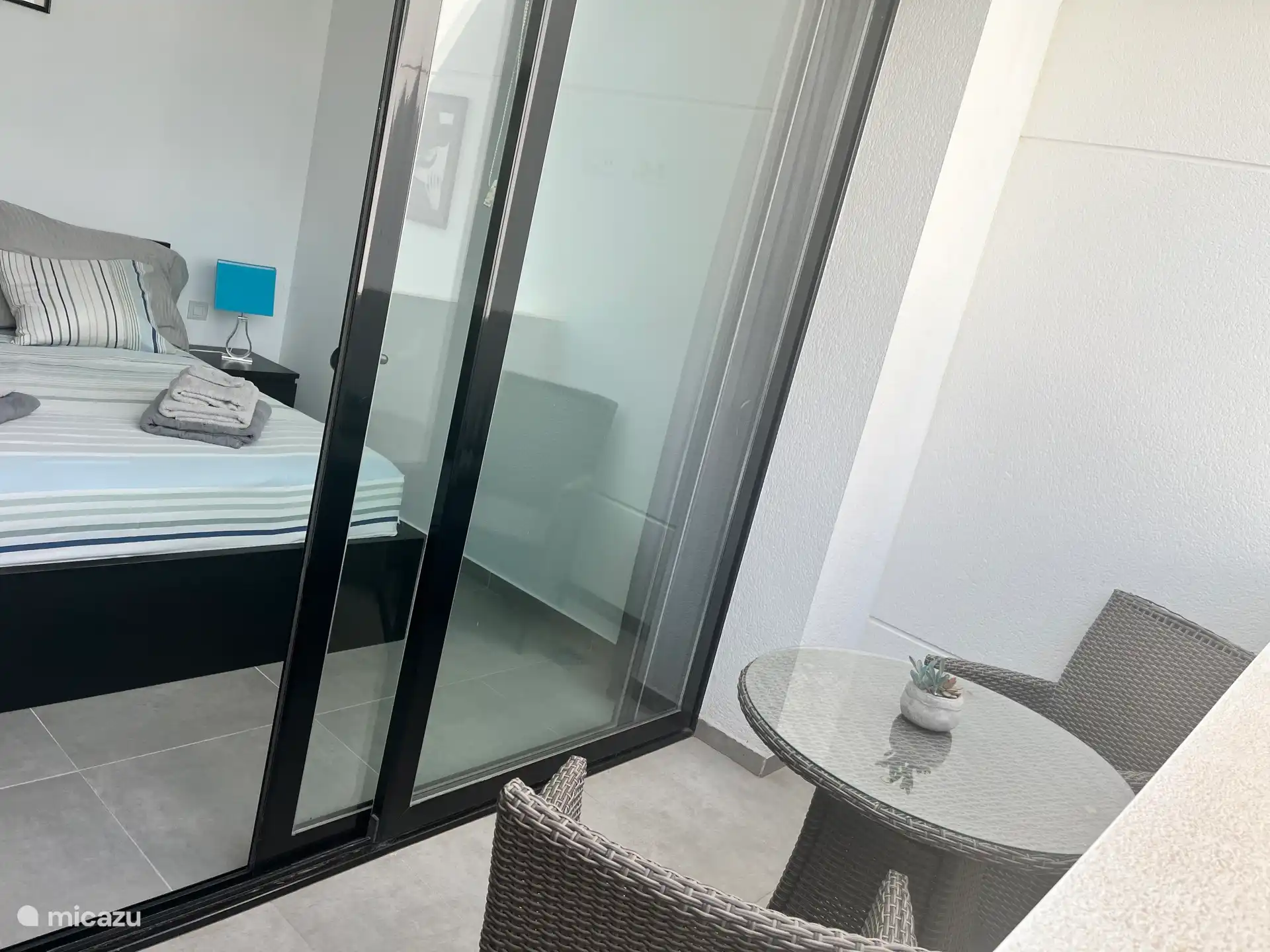 Slaapkamer 1 : volledig schuifraam naar terras