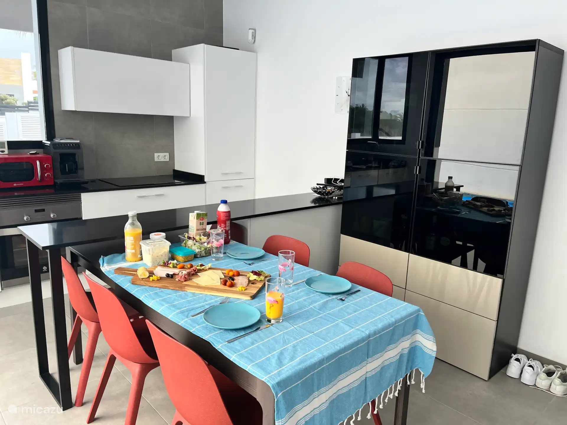 Voldoende ruimte om met 6 personen binnen te eten